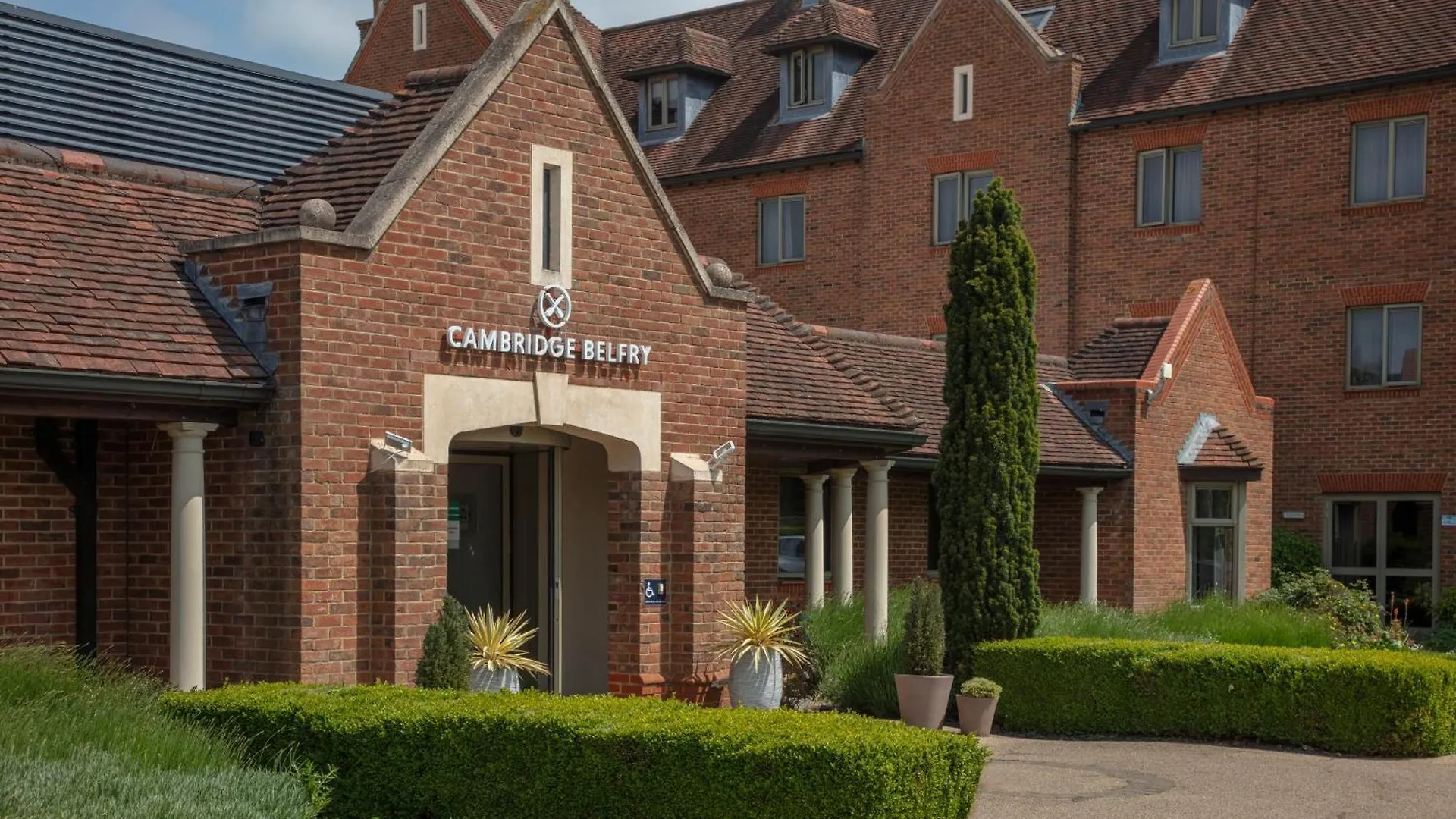 4 Smart Hotels Near Cambridge American Cemetery Worth Booking