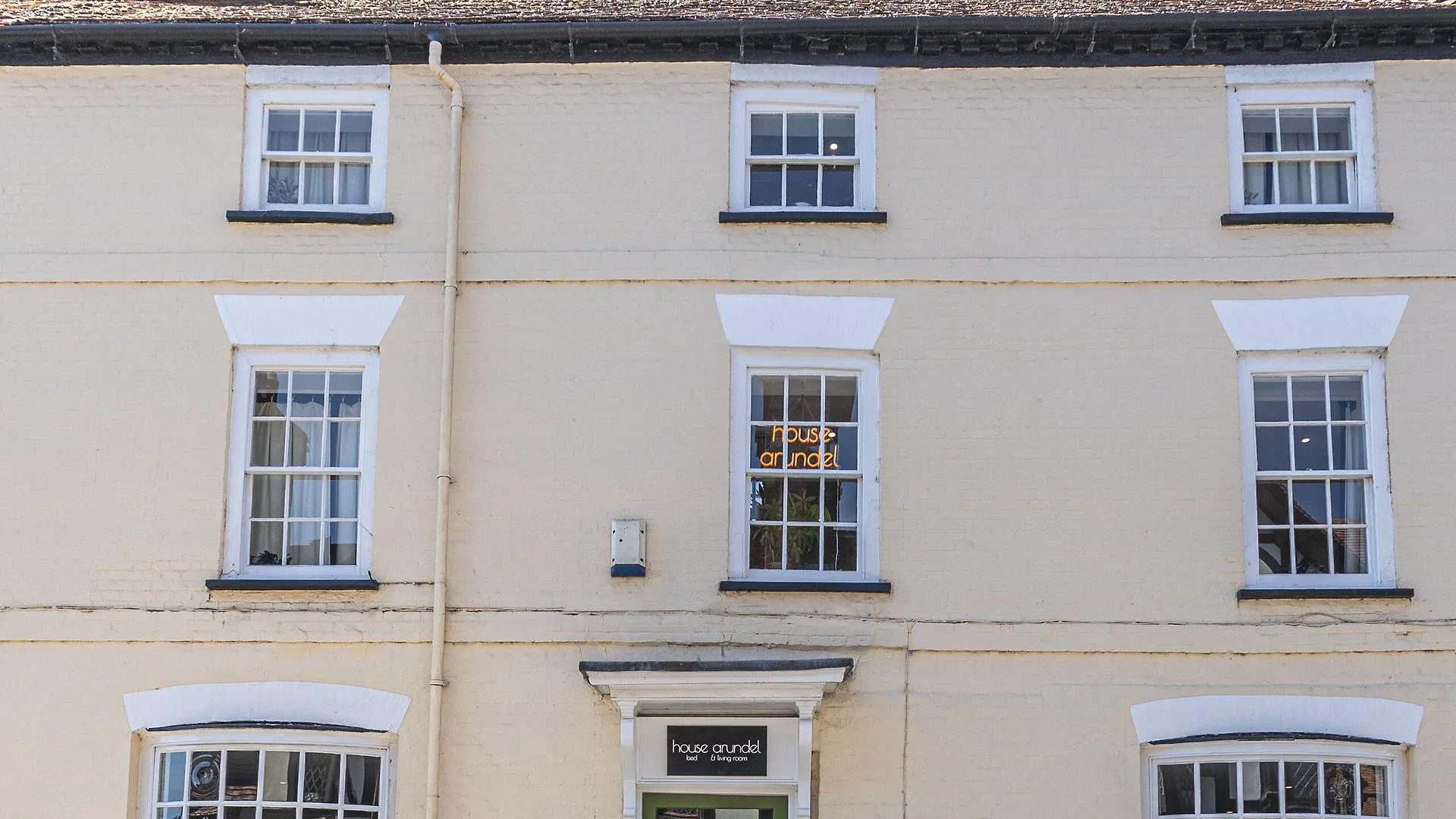 4 Hotels Near Denmans Garden That Are Worth Booking