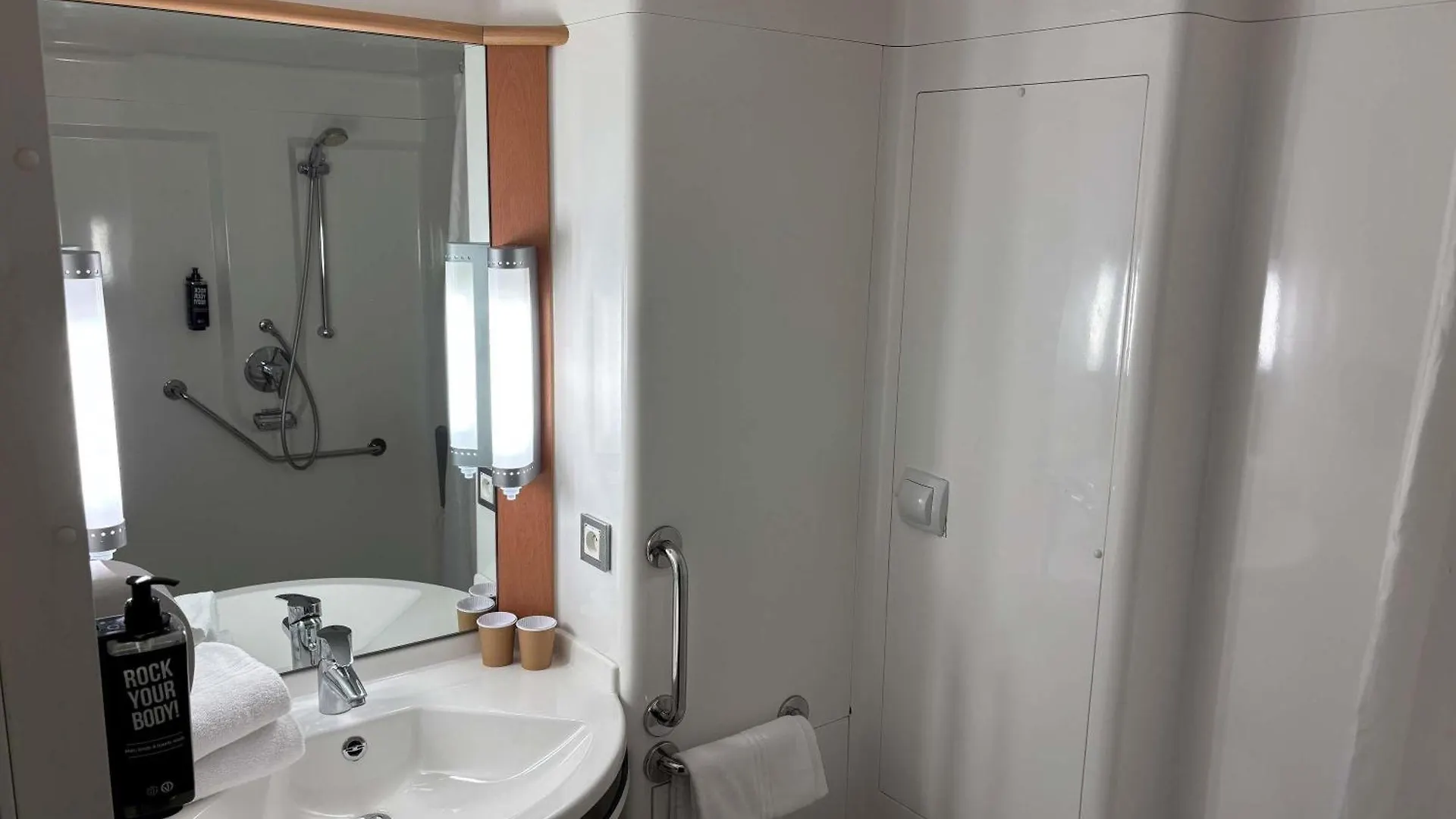 Near Carrefour La Pioline: 6 Airport Hotels Compared
