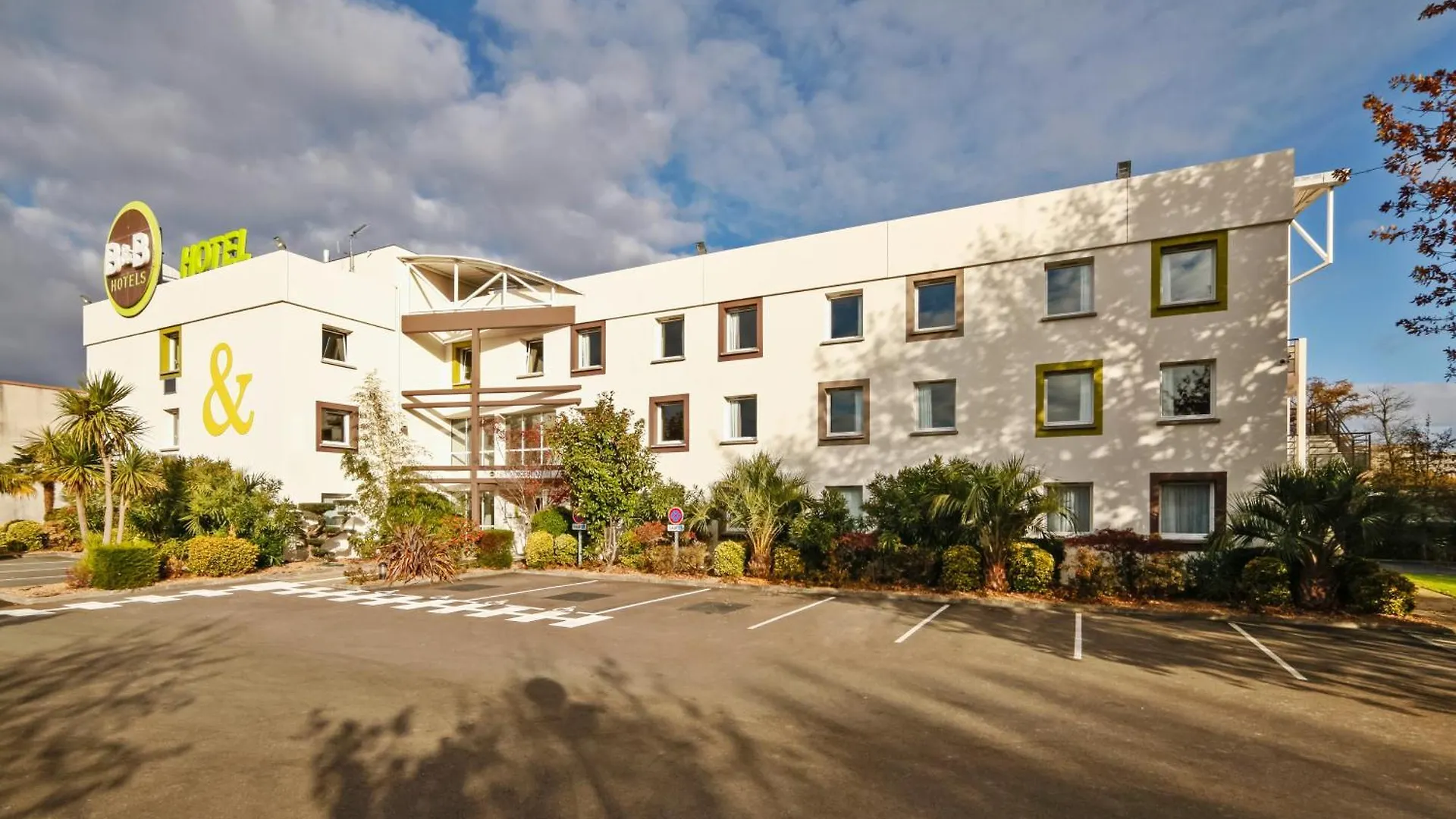 Where to Stay Near Cure de Saint Paul: 6 Airport Hotels Ranked