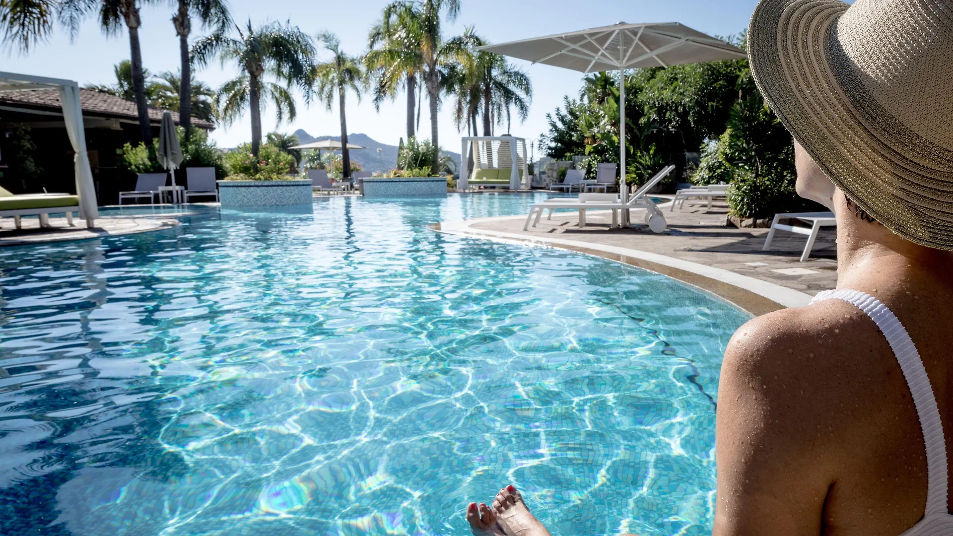 4 Beach Hotels Near Cala Sinzias That Deliver