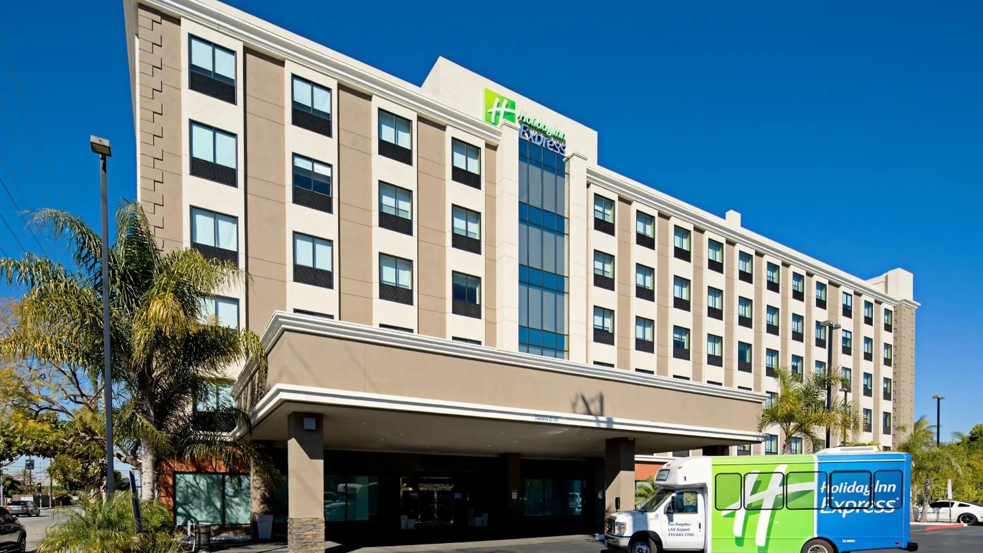 Staying In LAX Area: 8 Airport Hotels Compared