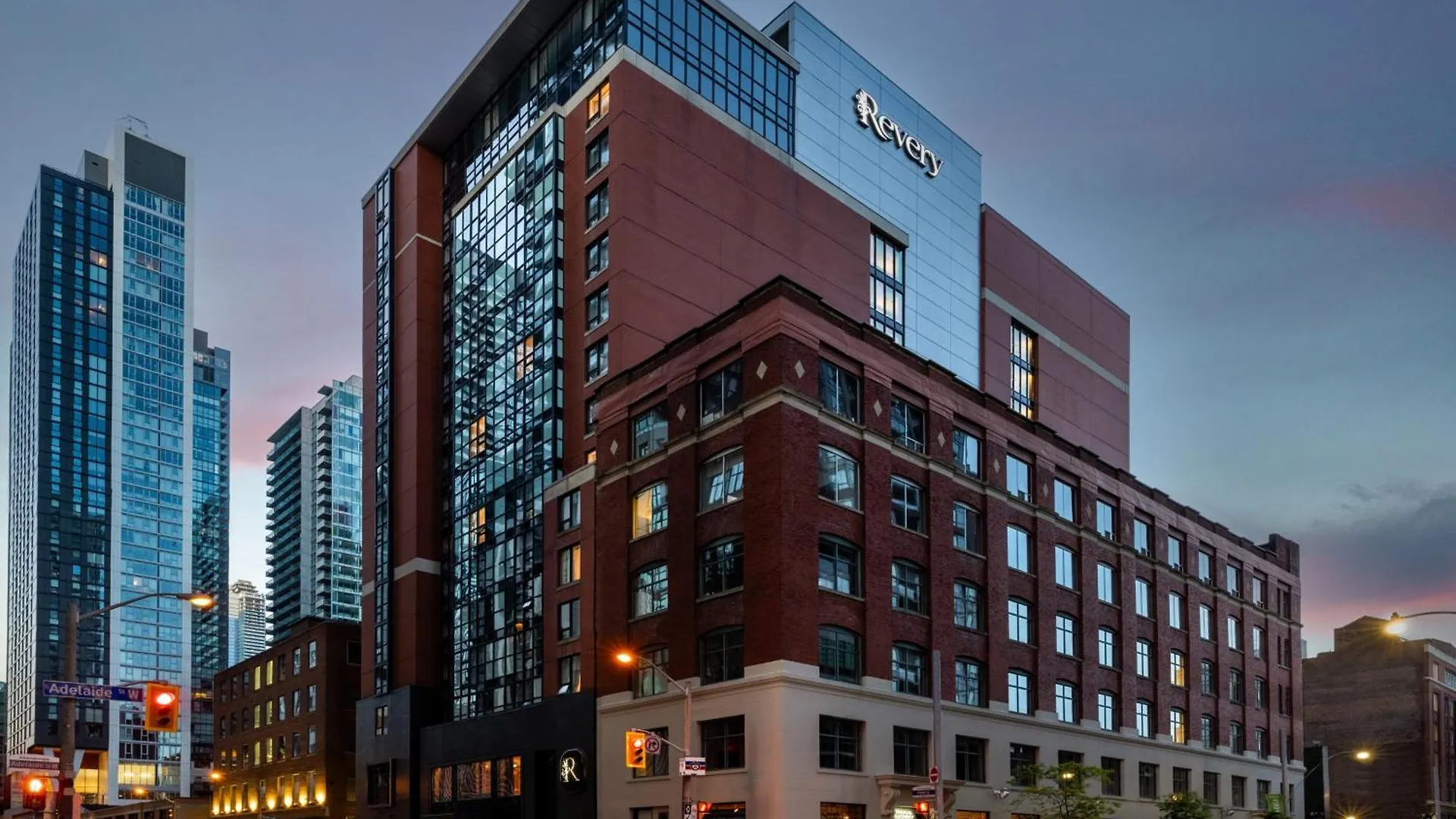 8 Business Hotels in Entertainment District That Deliver