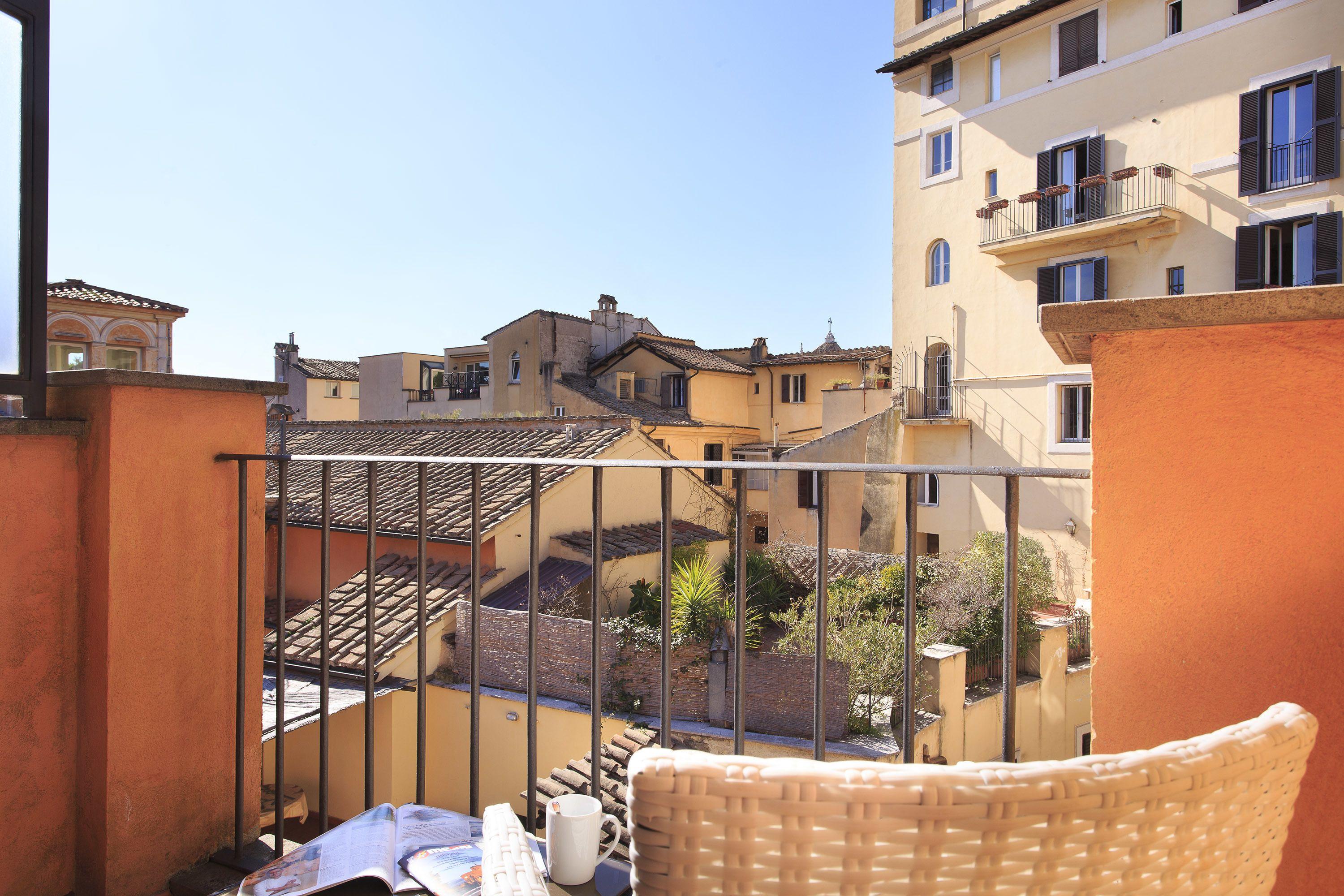 8 Romantic Hotels Near the Roman Forum Worth Booking