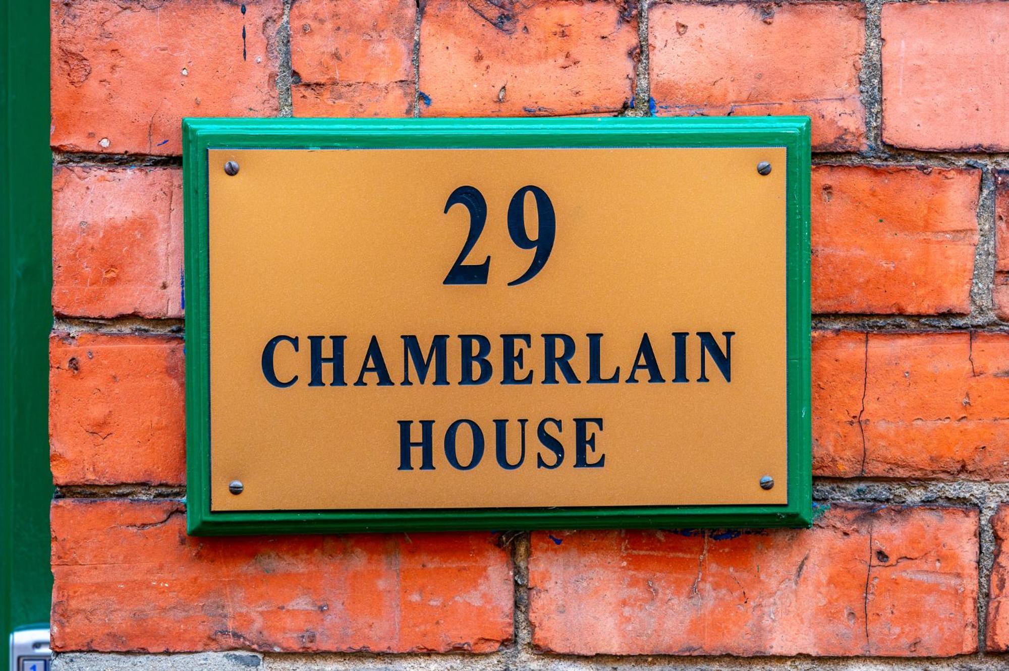 Staying Near Bridies Cottage: 5 Central Derry Hotels Compared