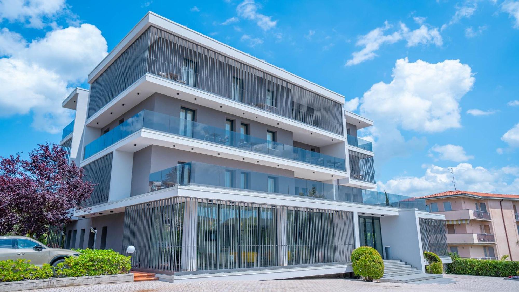 10 Central Hotels Near Gardaland That Deliver on Location